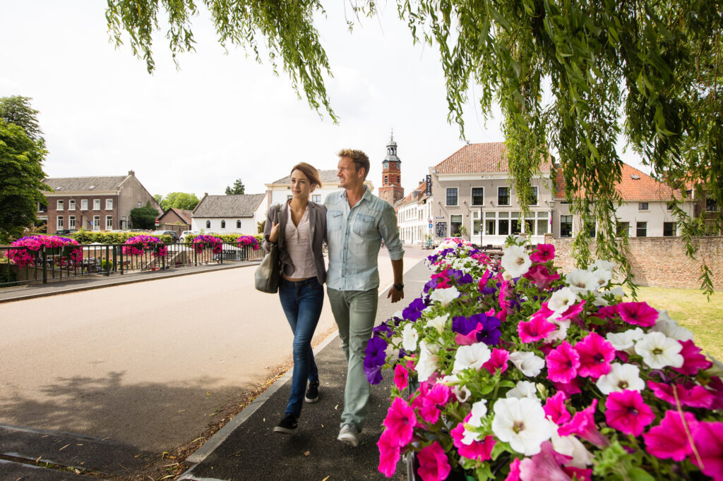 Wandelende mensen op de brug in Buren