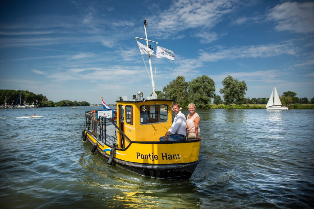Mensen op een pontje bij de Gouden Ham