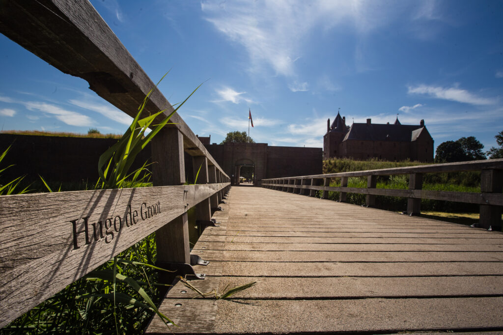 Brug in zomer naar Slot Loevestein