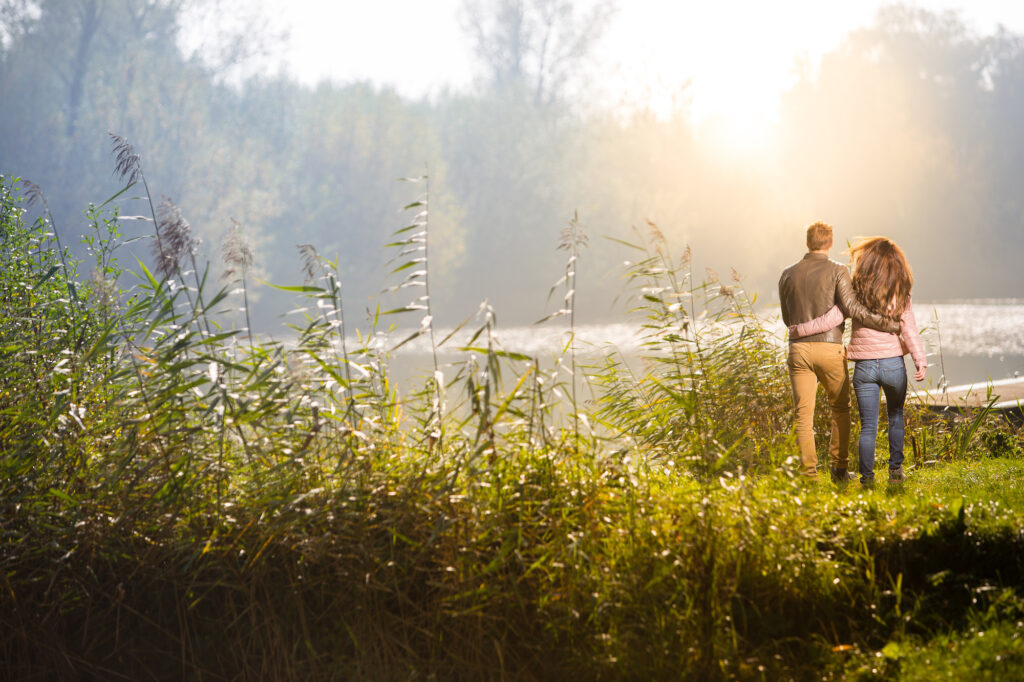 Man en vrouw wandelen in de herfst