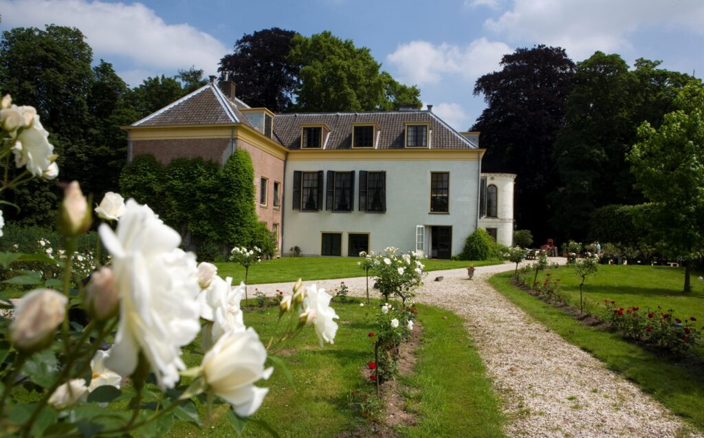 Zijaanzicht en tuin van Landgoed Heerlijkheid Marienwaerdt
