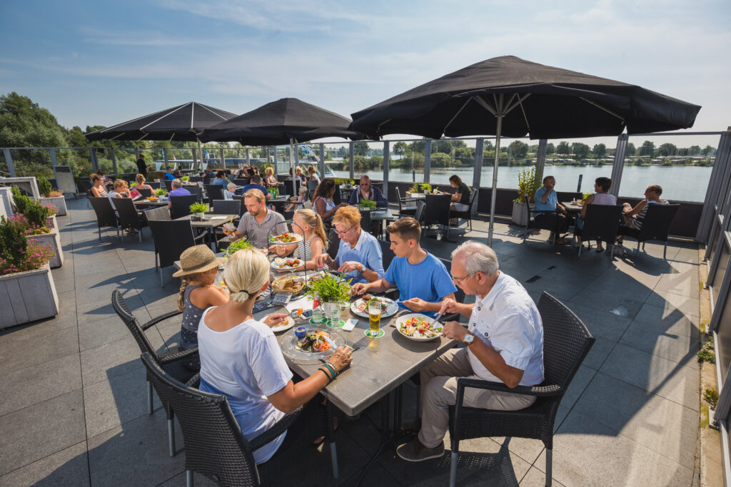 mensen op terras dineren Moeke Mooren in Land van Maas en Waal