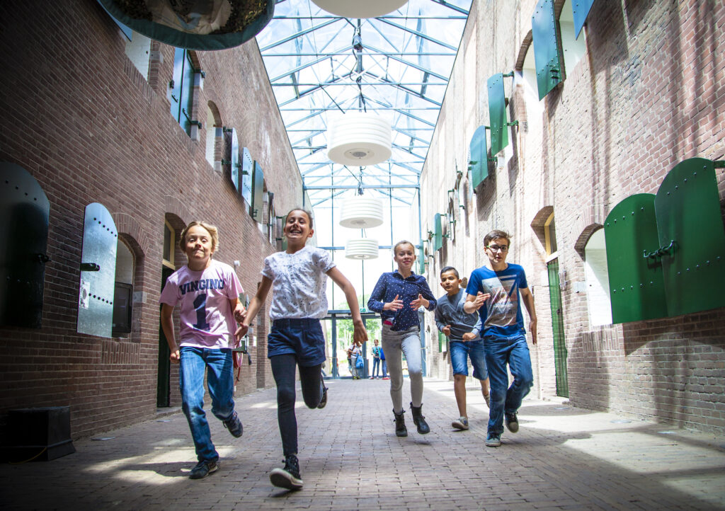 kids rennen binnen in het geofort