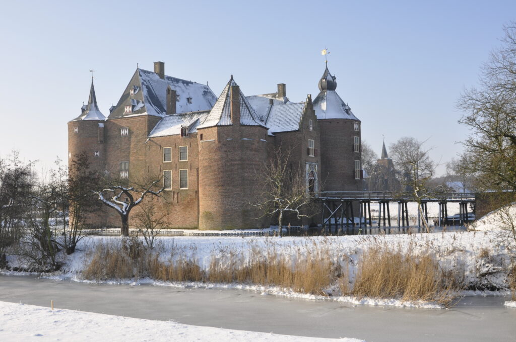 Kasteel Ammersoyen in de winter met sneeuw
