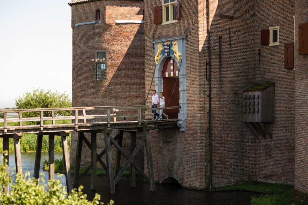 mensen lopen uit kasteel ammersoyen